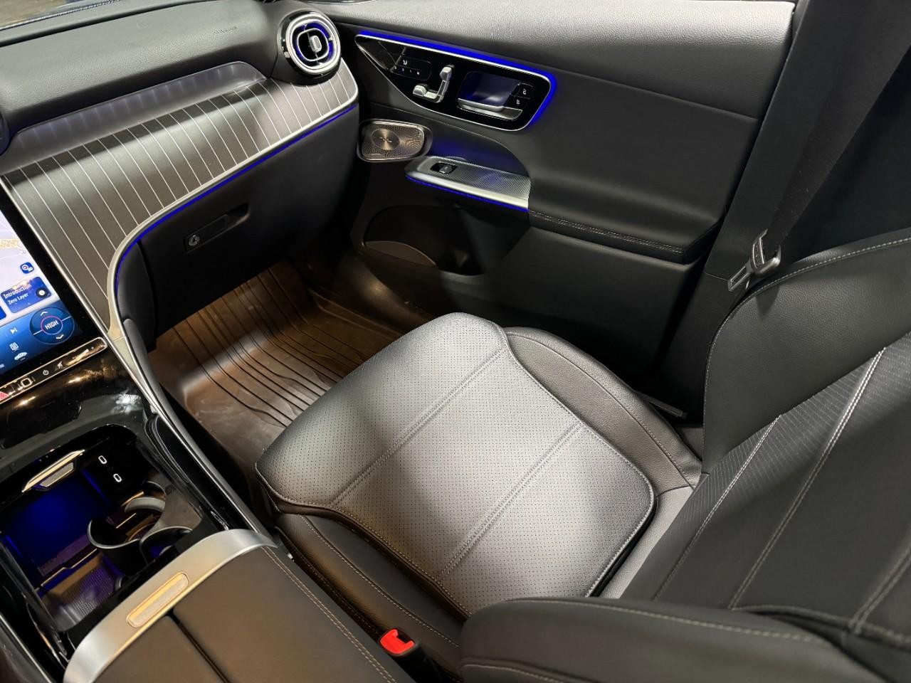 Mercedes-Benz GLC Vehicle Full-screen Gallery Image 15