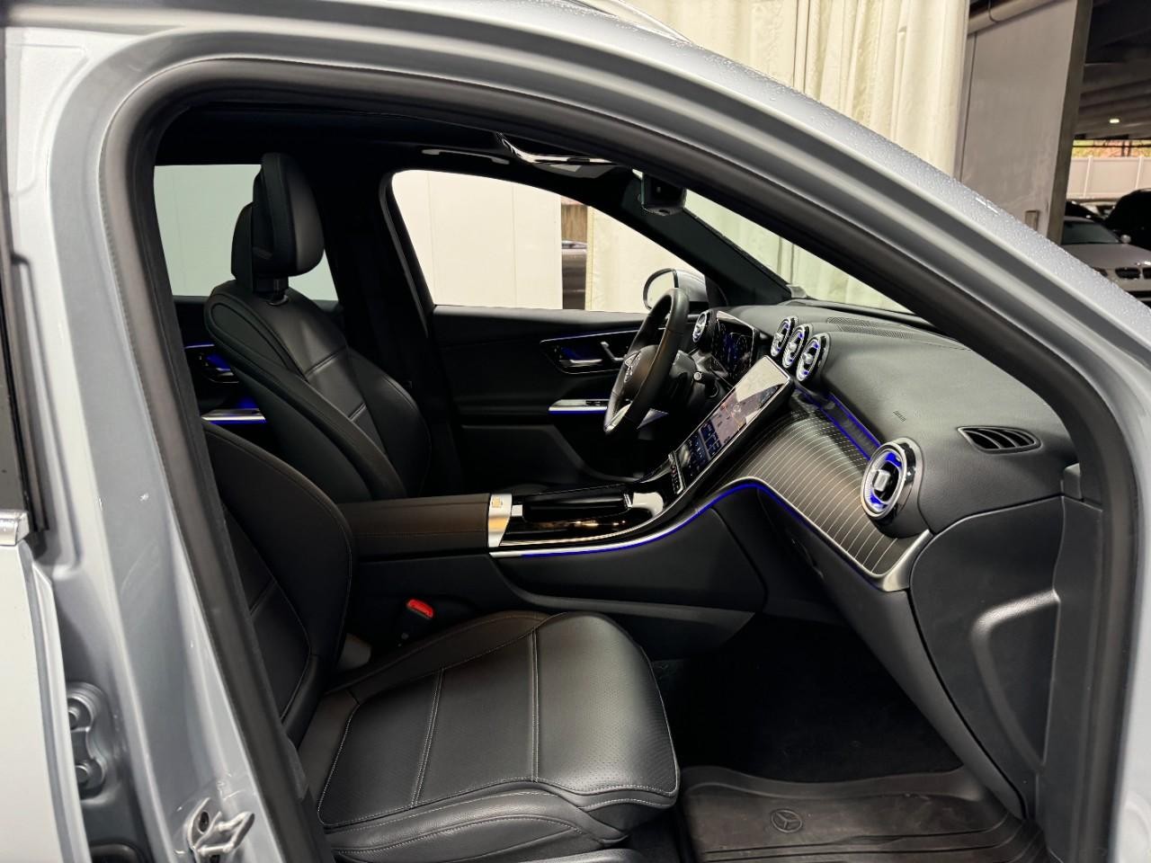 Mercedes-Benz GLC Vehicle Full-screen Gallery Image 16