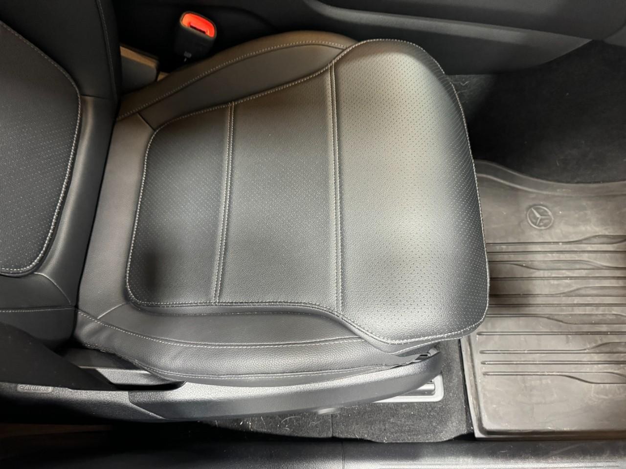 Mercedes-Benz GLC Vehicle Full-screen Gallery Image 17