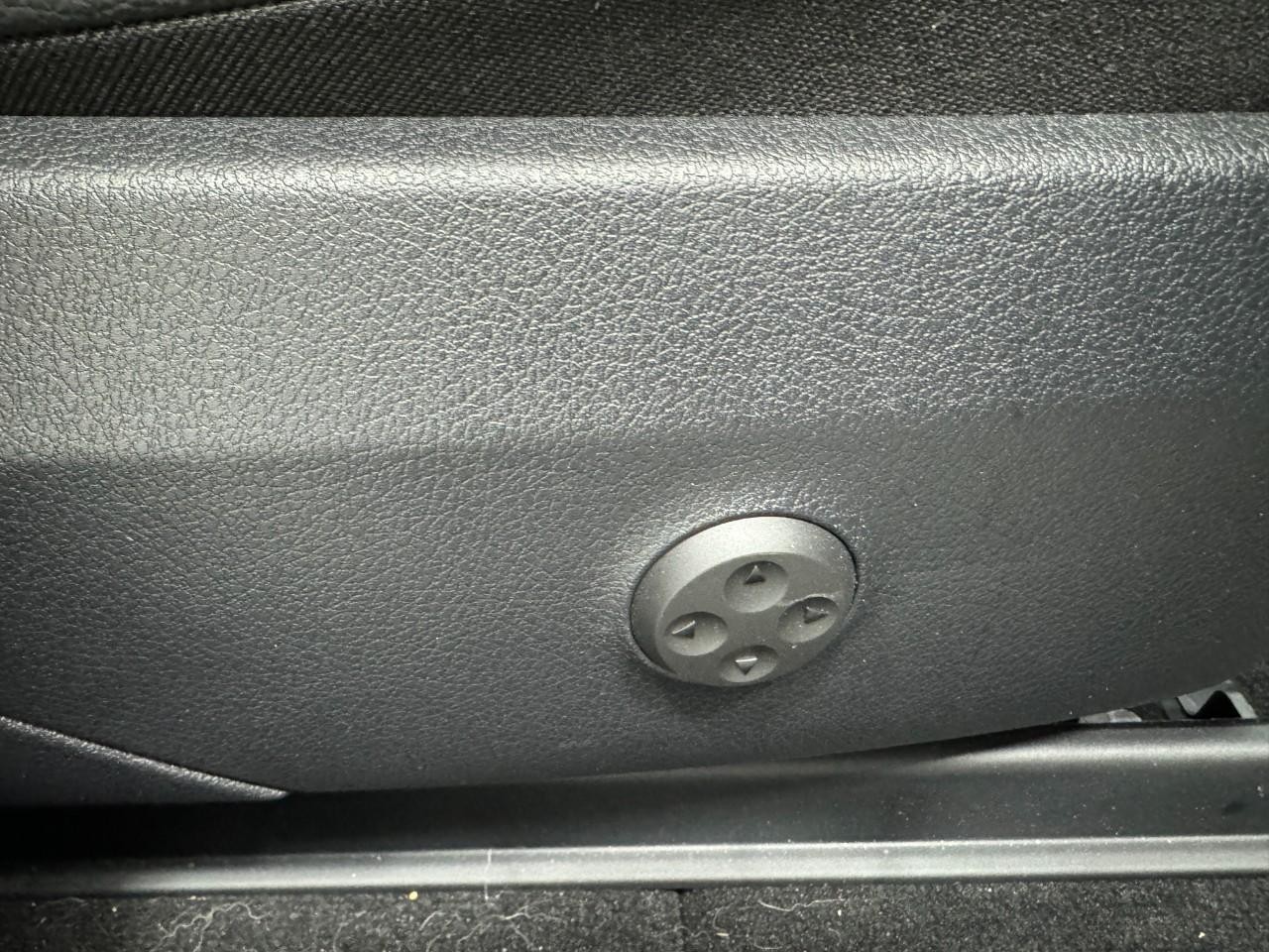 Mercedes-Benz GLC Vehicle Full-screen Gallery Image 18