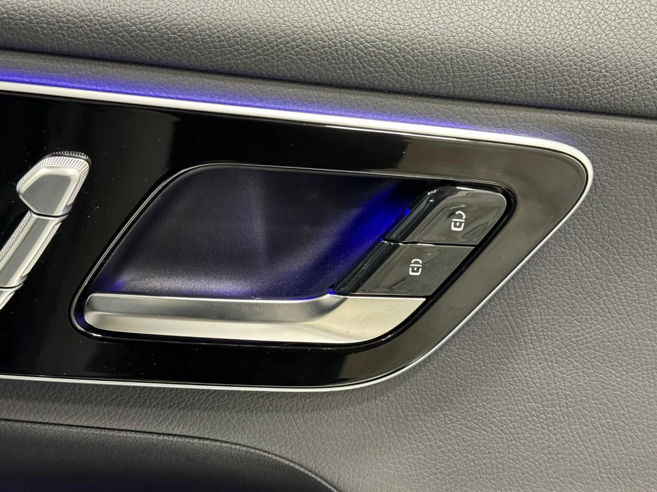 Mercedes-Benz GLC Vehicle Full-screen Gallery Image 20