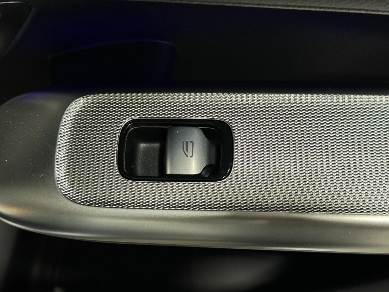 Mercedes-Benz GLC Vehicle Full-screen Gallery Image 21