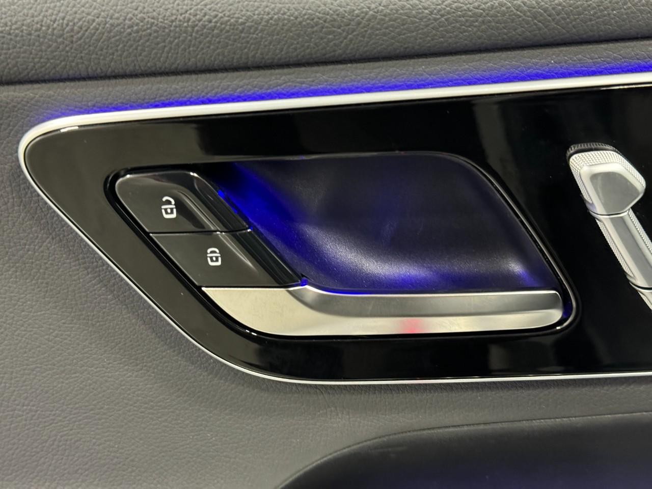 Mercedes-Benz GLC Vehicle Full-screen Gallery Image 23