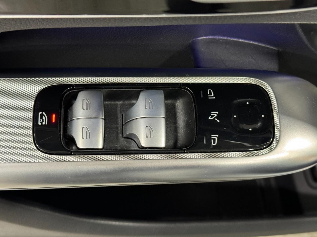 Mercedes-Benz GLC Vehicle Full-screen Gallery Image 24