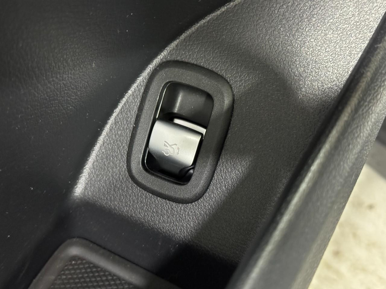 Mercedes-Benz GLC Vehicle Full-screen Gallery Image 26