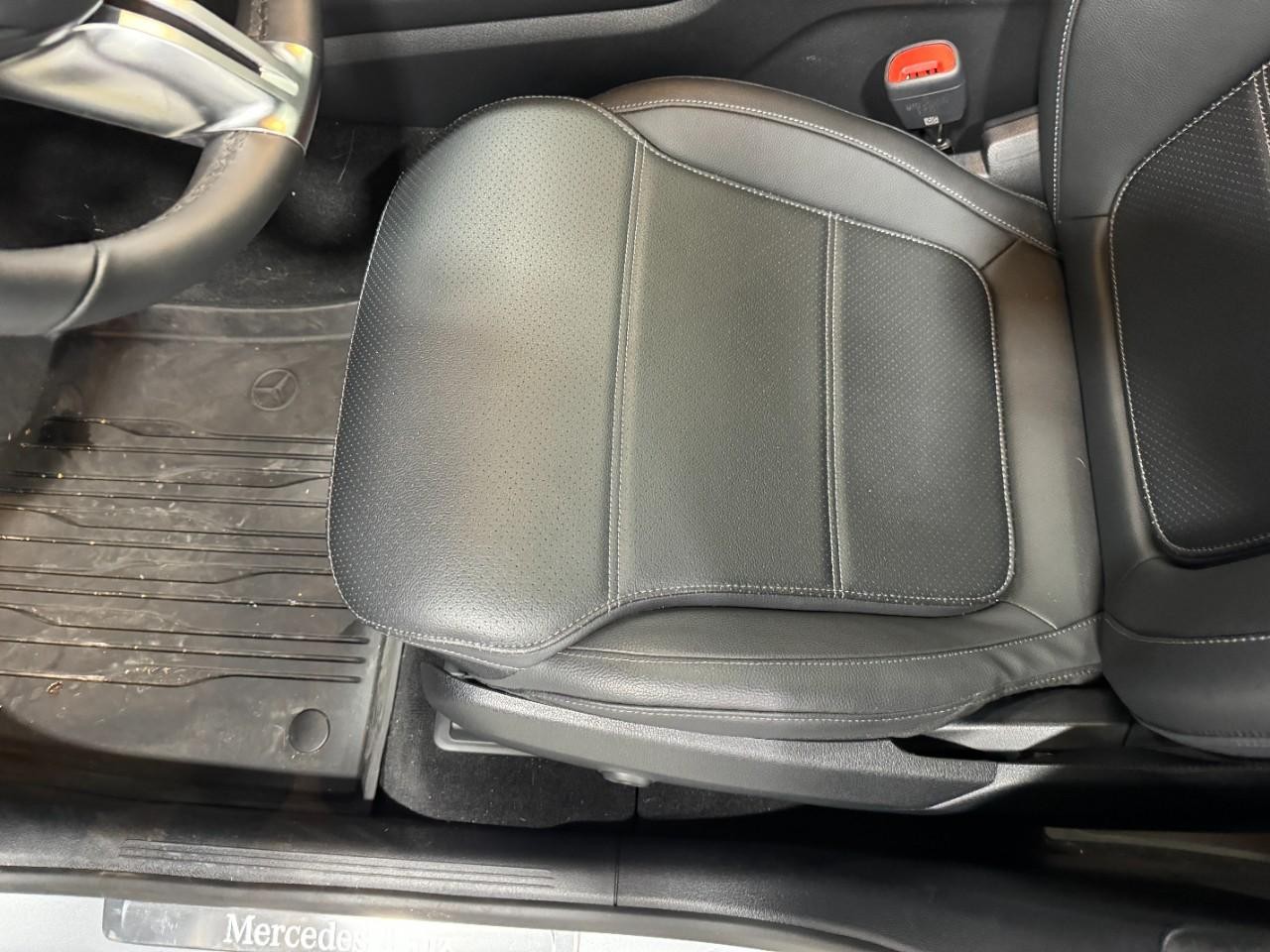 Mercedes-Benz GLC Vehicle Full-screen Gallery Image 28