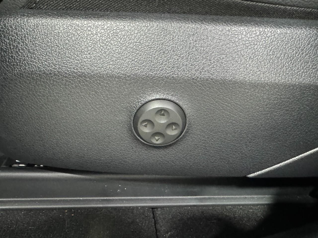 Mercedes-Benz GLC Vehicle Full-screen Gallery Image 29