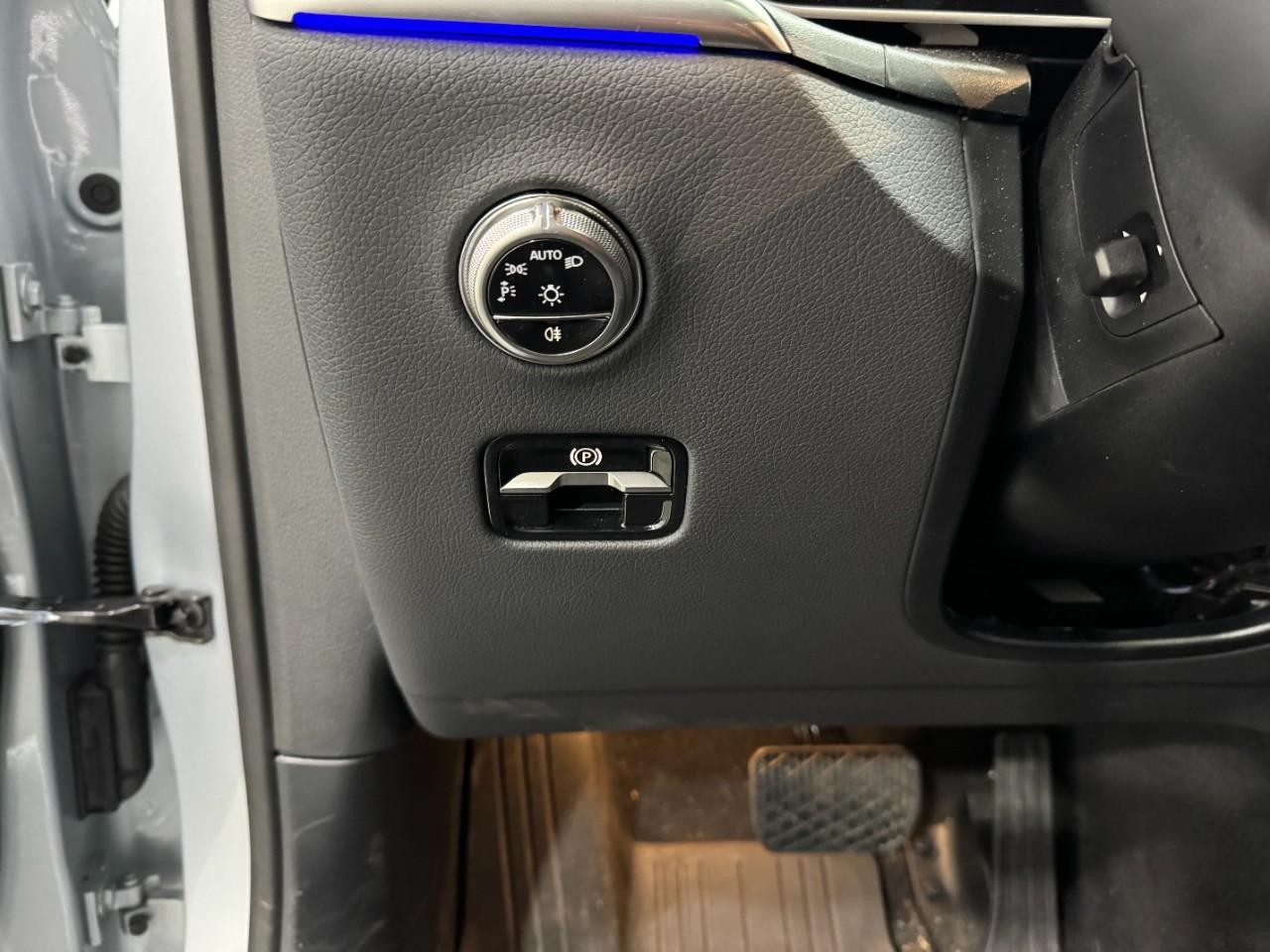 Mercedes-Benz GLC Vehicle Full-screen Gallery Image 30