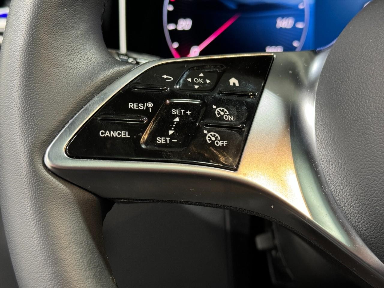 Mercedes-Benz GLC Vehicle Full-screen Gallery Image 31