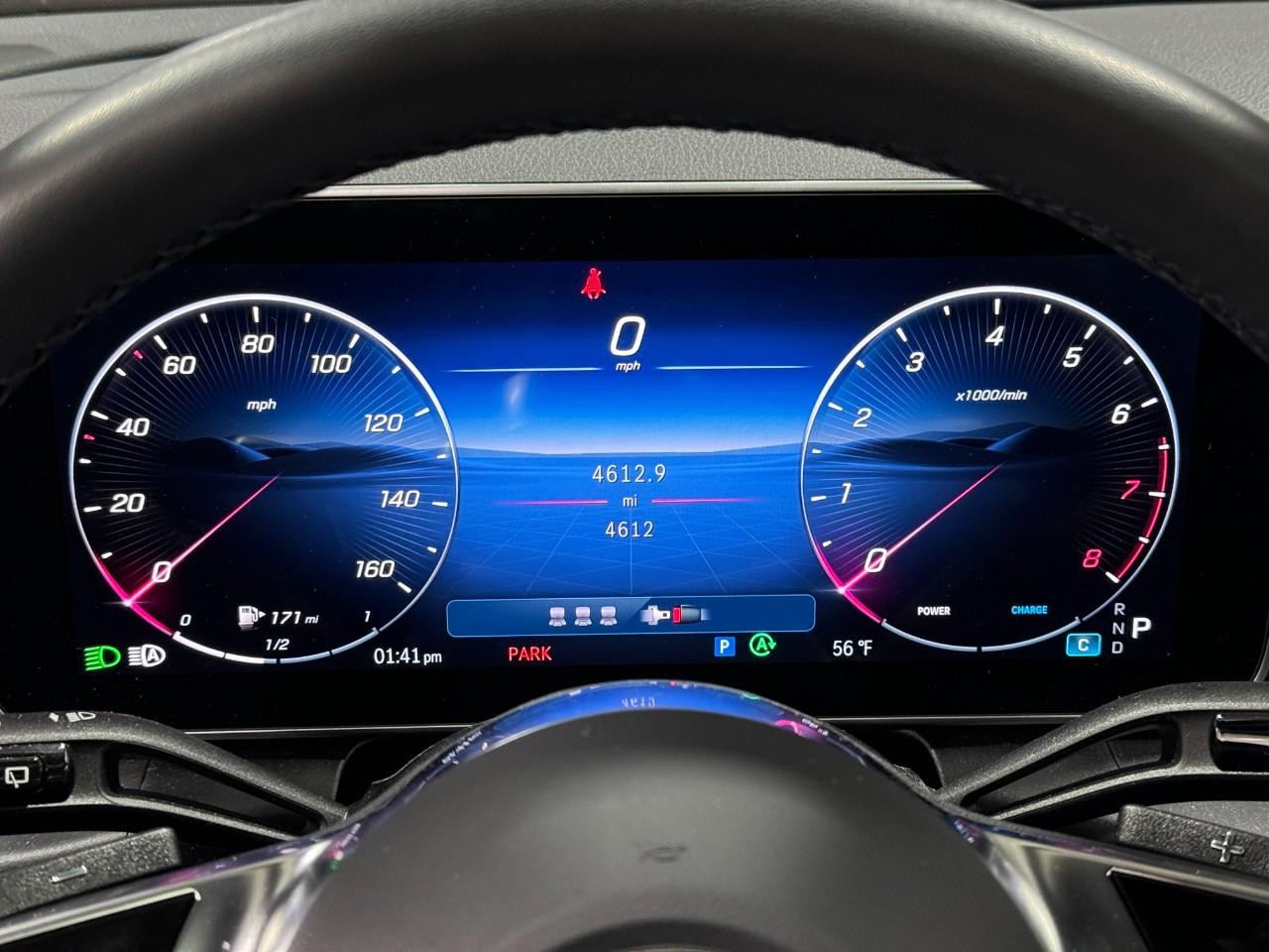 Mercedes-Benz GLC Vehicle Full-screen Gallery Image 33