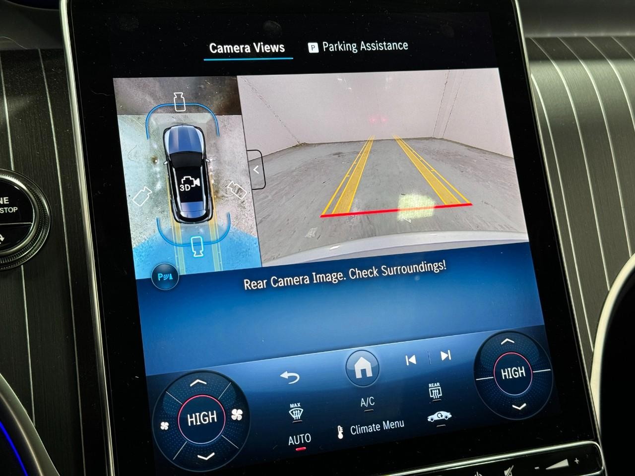 Mercedes-Benz GLC Vehicle Full-screen Gallery Image 35