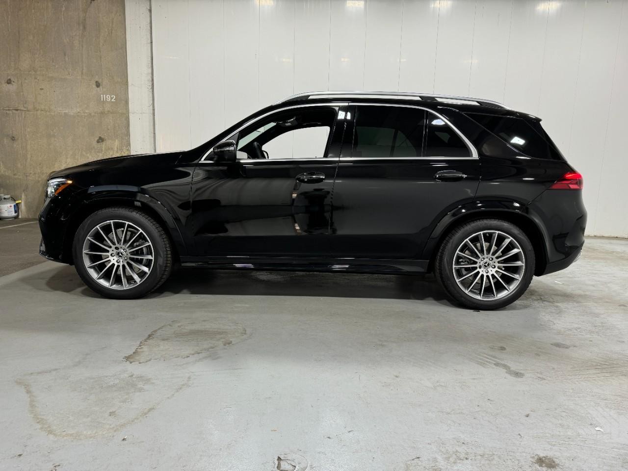 Mercedes-Benz GLE Vehicle Full-screen Gallery Image 2