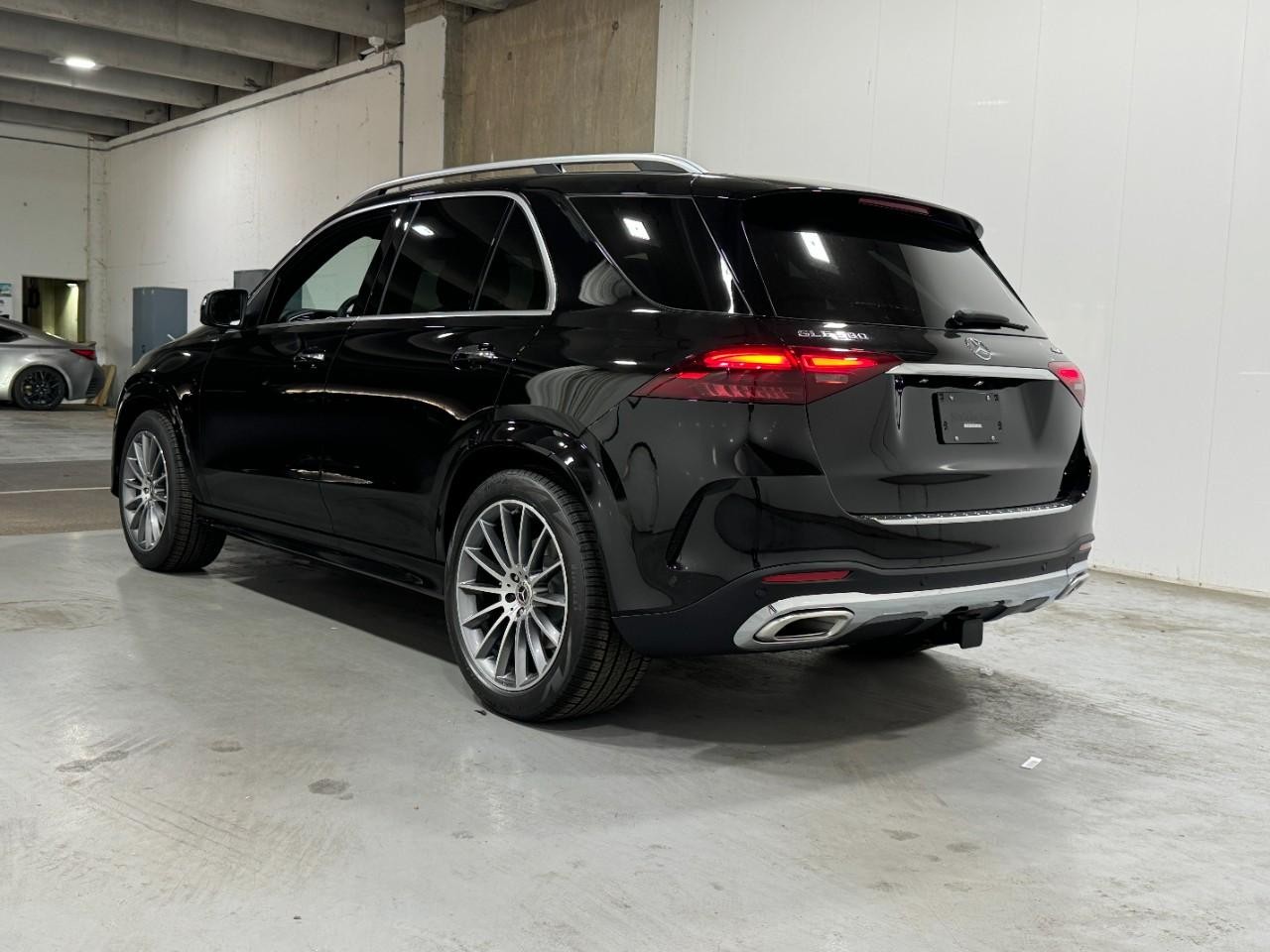 Mercedes-Benz GLE Vehicle Full-screen Gallery Image 3