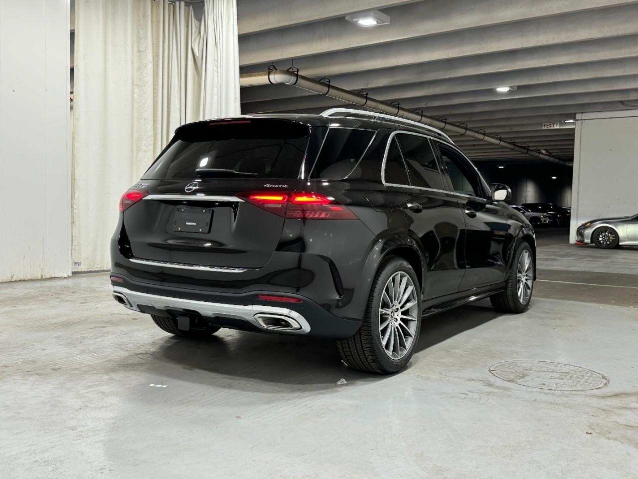 Mercedes-Benz GLE Vehicle Full-screen Gallery Image 4