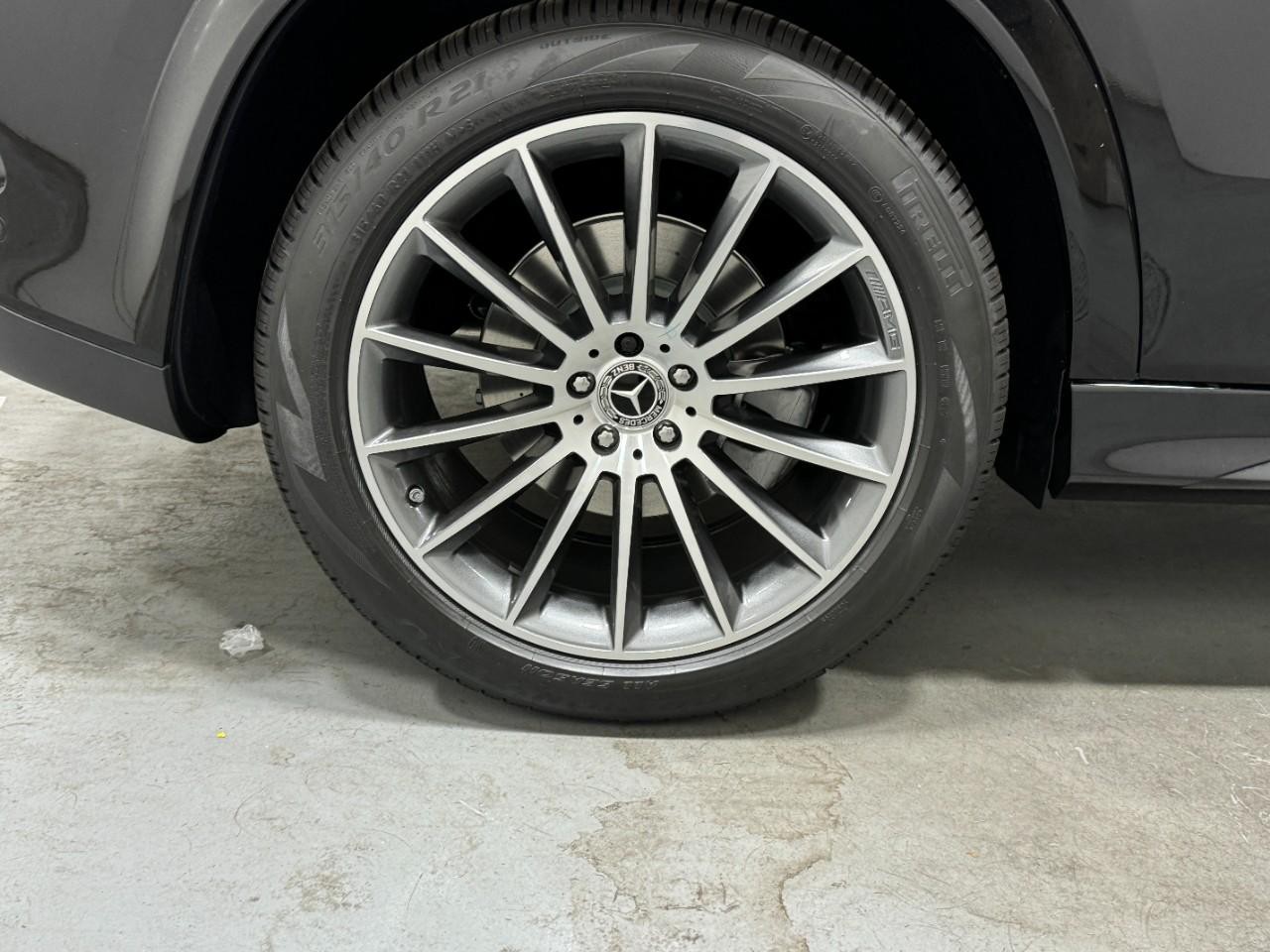 Mercedes-Benz GLE Vehicle Full-screen Gallery Image 5