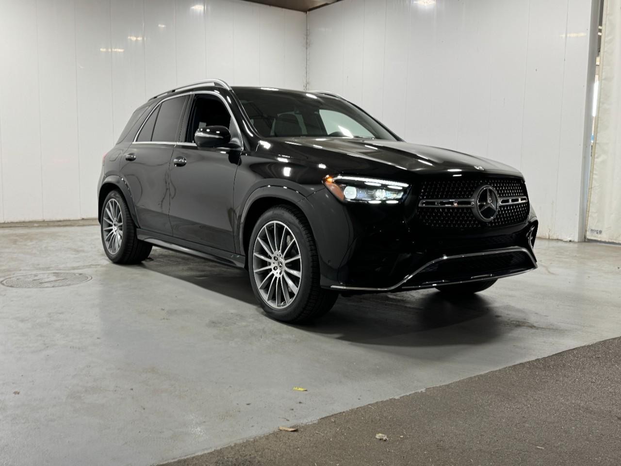 Mercedes-Benz GLE Vehicle Full-screen Gallery Image 6