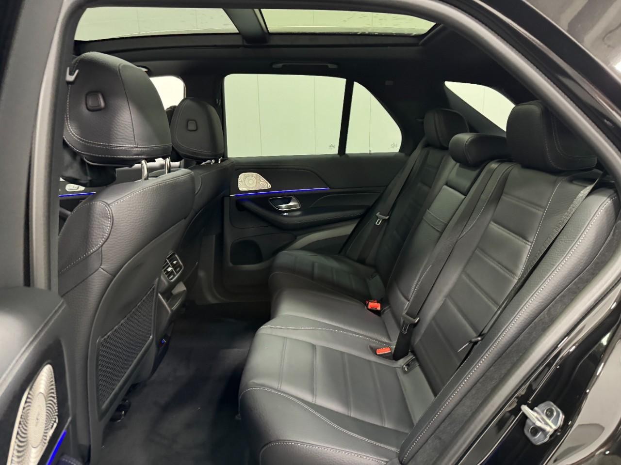 Mercedes-Benz GLE Vehicle Full-screen Gallery Image 8