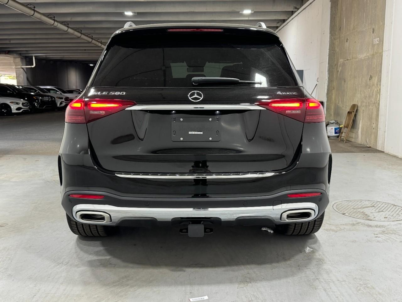 Mercedes-Benz GLE Vehicle Full-screen Gallery Image 9