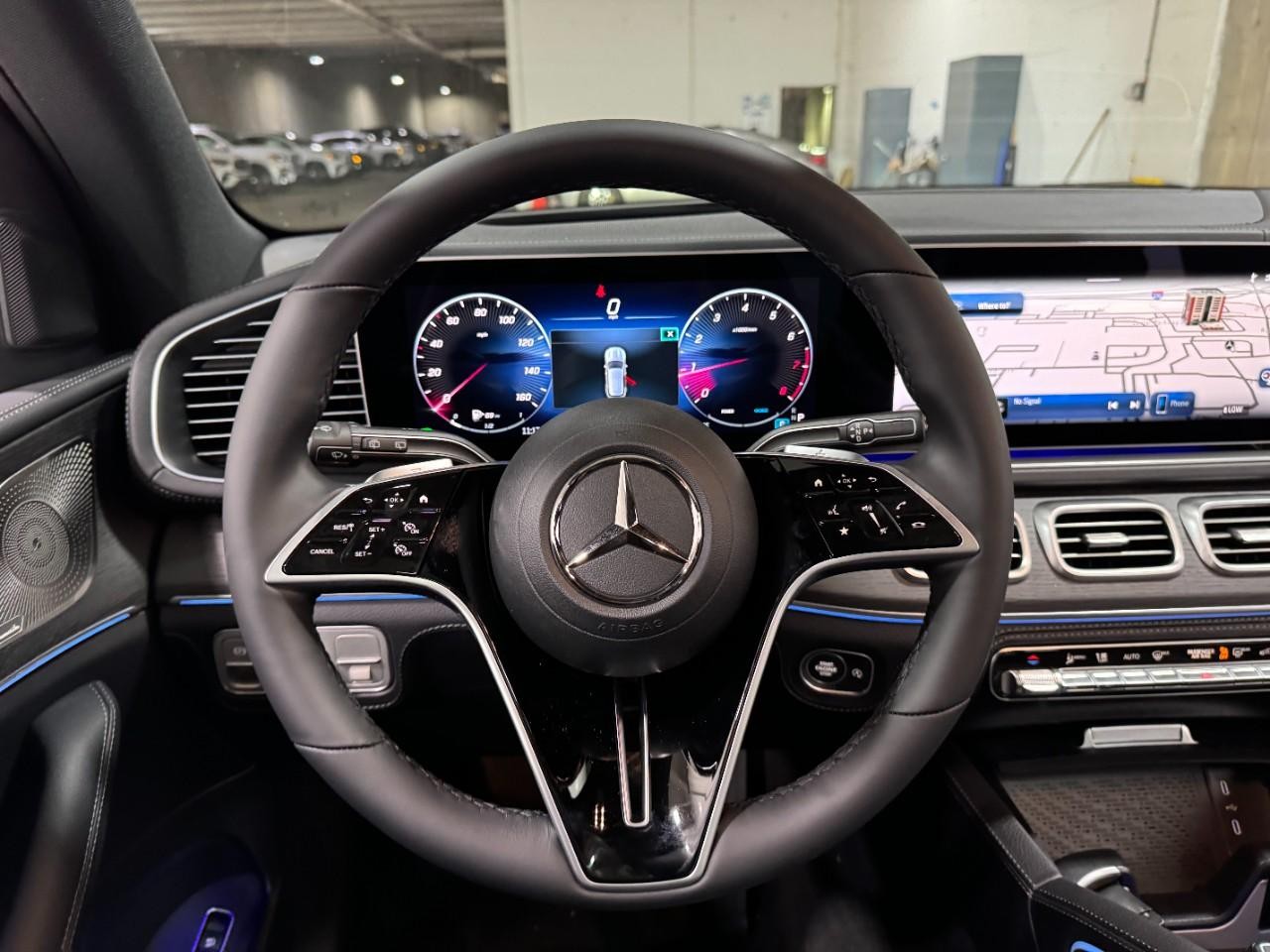 Mercedes-Benz GLE Vehicle Full-screen Gallery Image 13