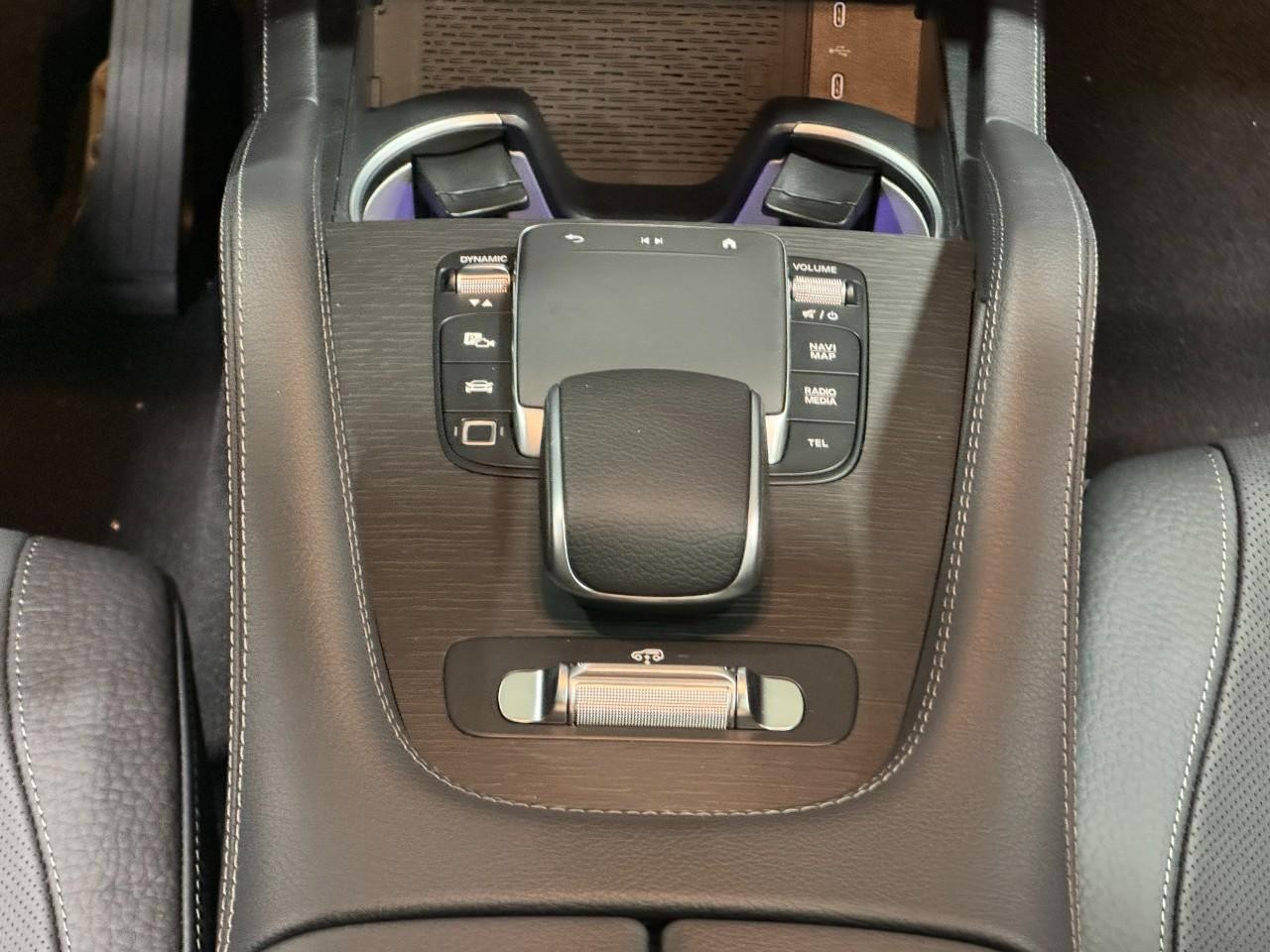 Mercedes-Benz GLE Vehicle Full-screen Gallery Image 16