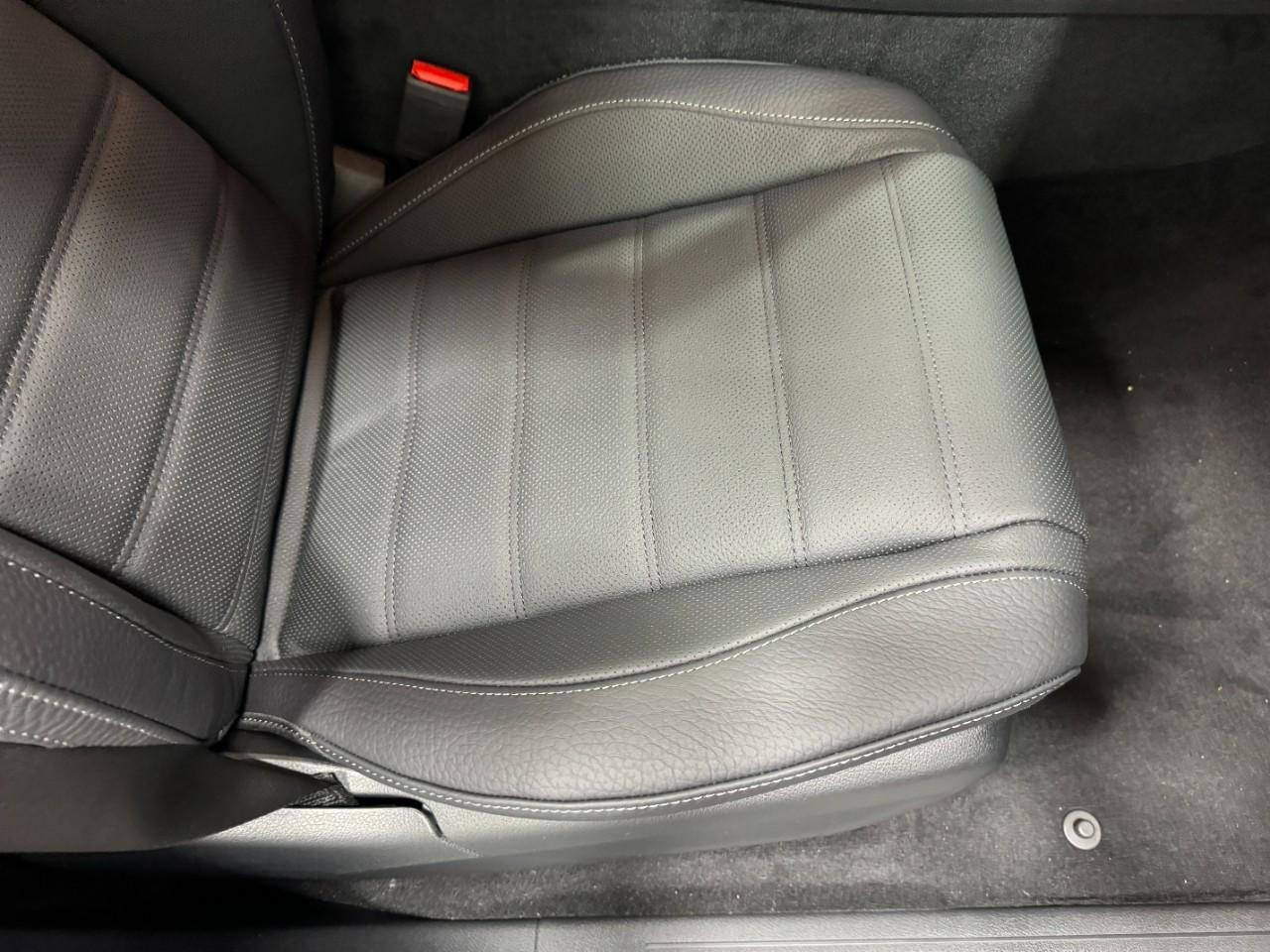 Mercedes-Benz GLE Vehicle Full-screen Gallery Image 19