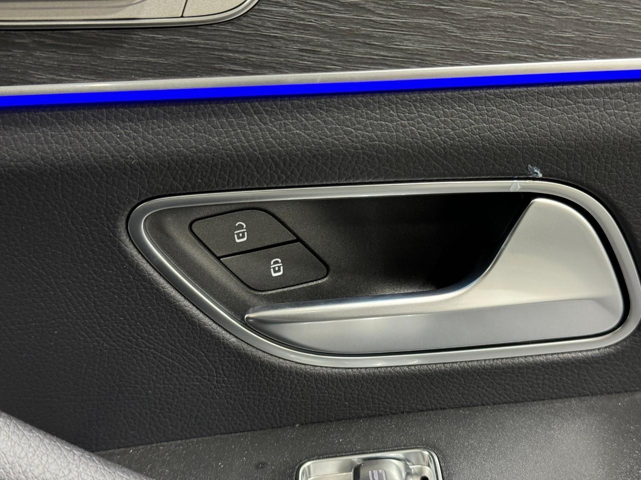 Mercedes-Benz GLE Vehicle Full-screen Gallery Image 21