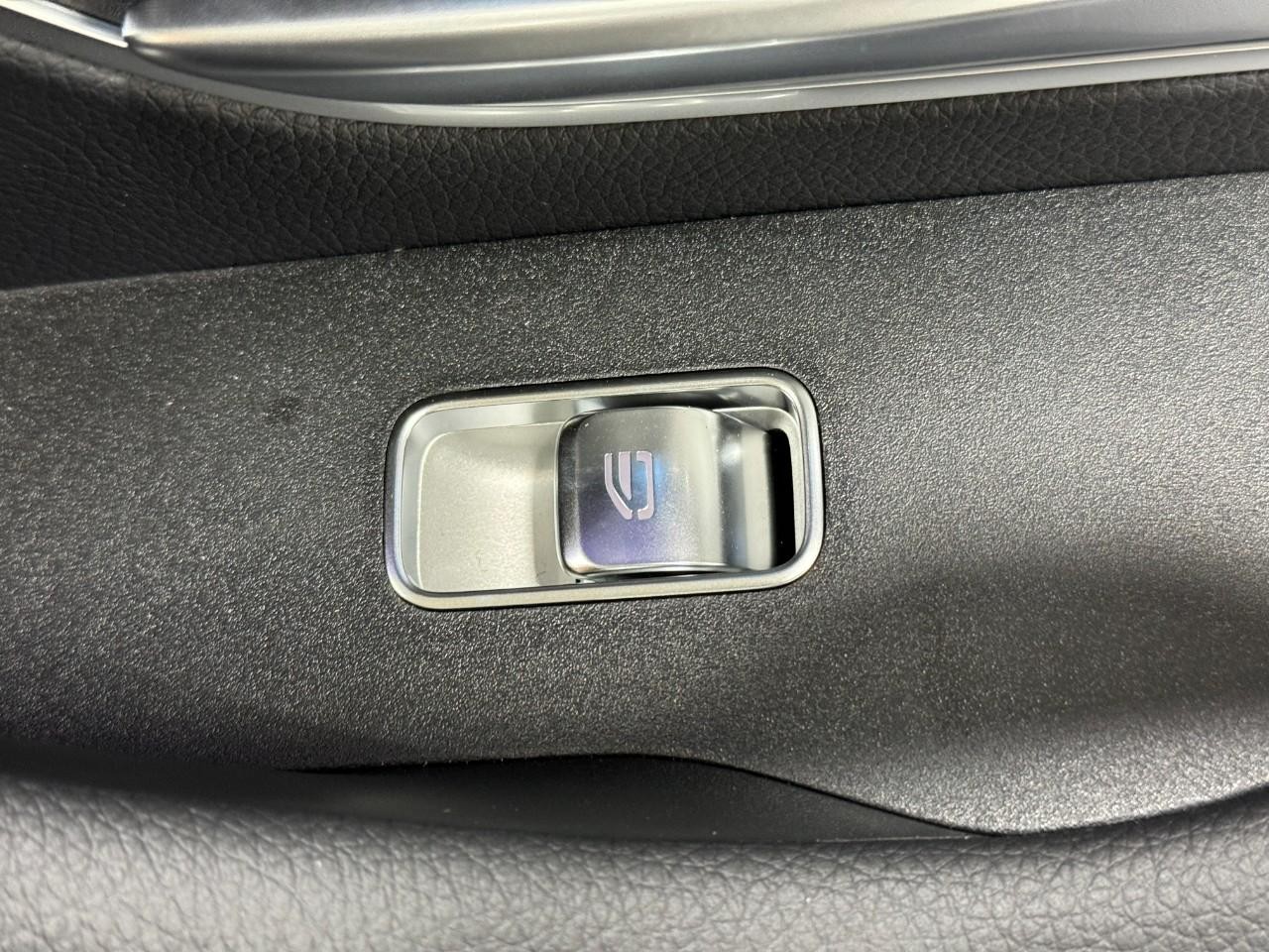 Mercedes-Benz GLE Vehicle Full-screen Gallery Image 22