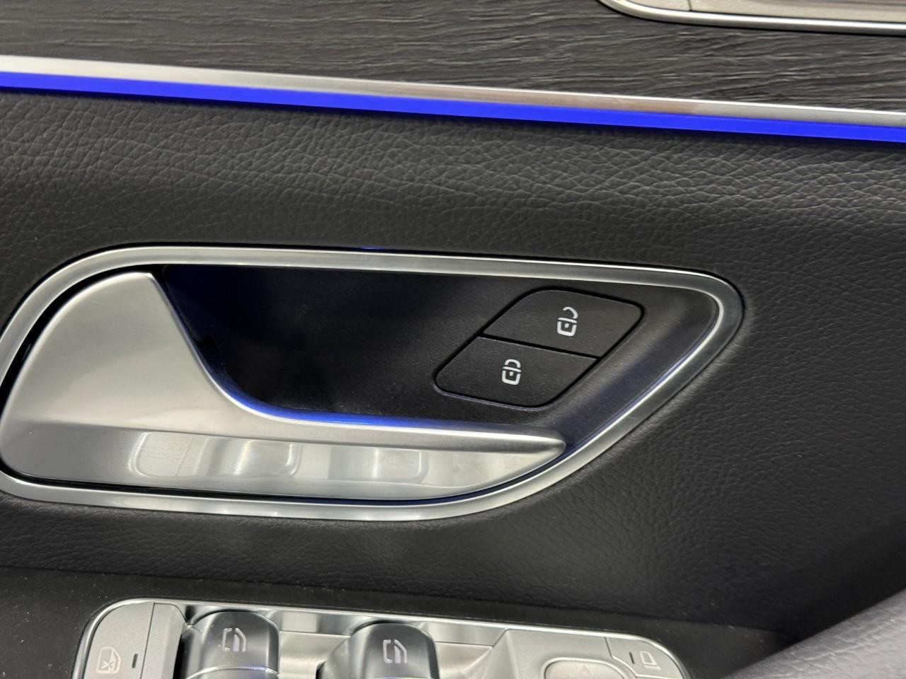 Mercedes-Benz GLE Vehicle Full-screen Gallery Image 25