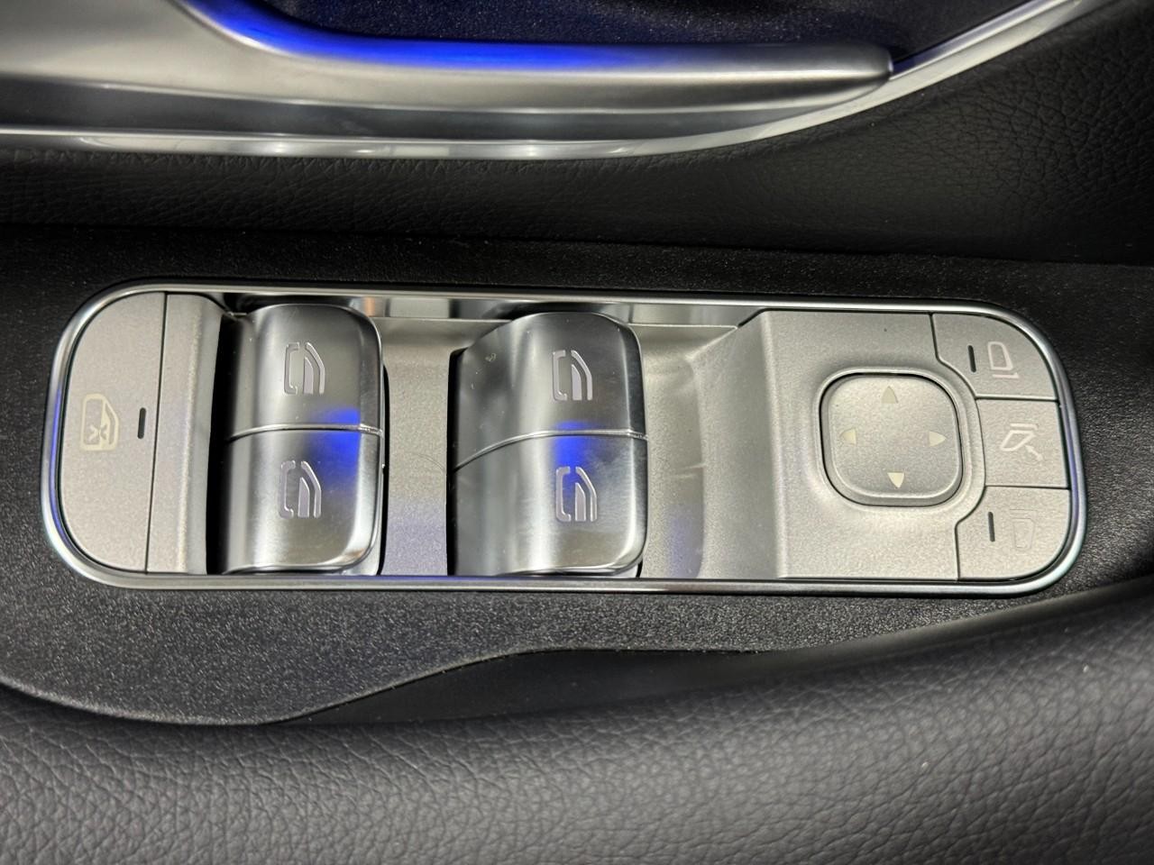 Mercedes-Benz GLE Vehicle Full-screen Gallery Image 26