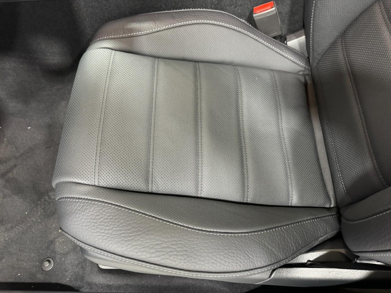 Mercedes-Benz GLE Vehicle Full-screen Gallery Image 29