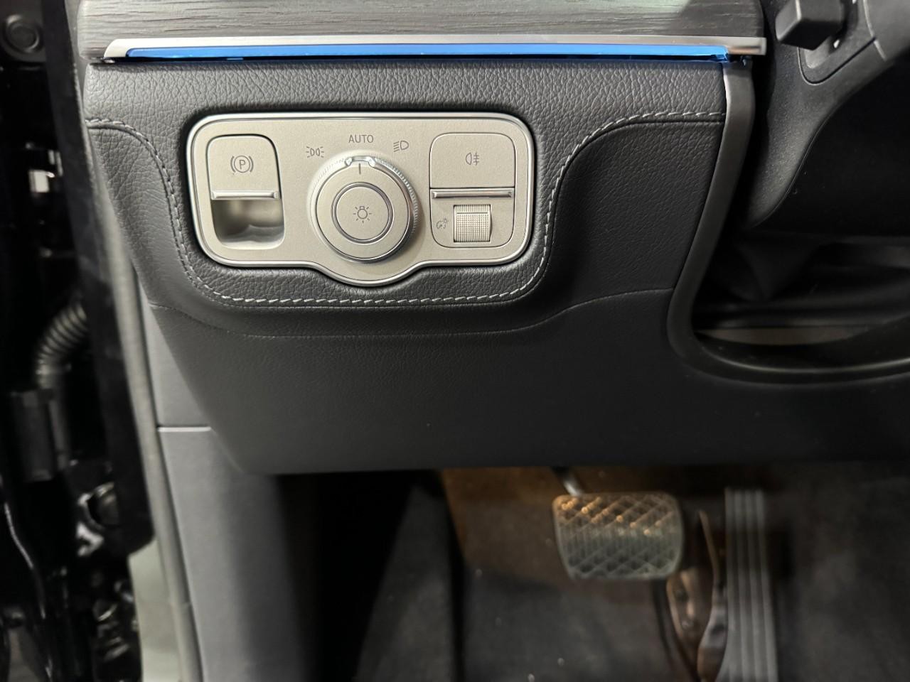 Mercedes-Benz GLE Vehicle Full-screen Gallery Image 30