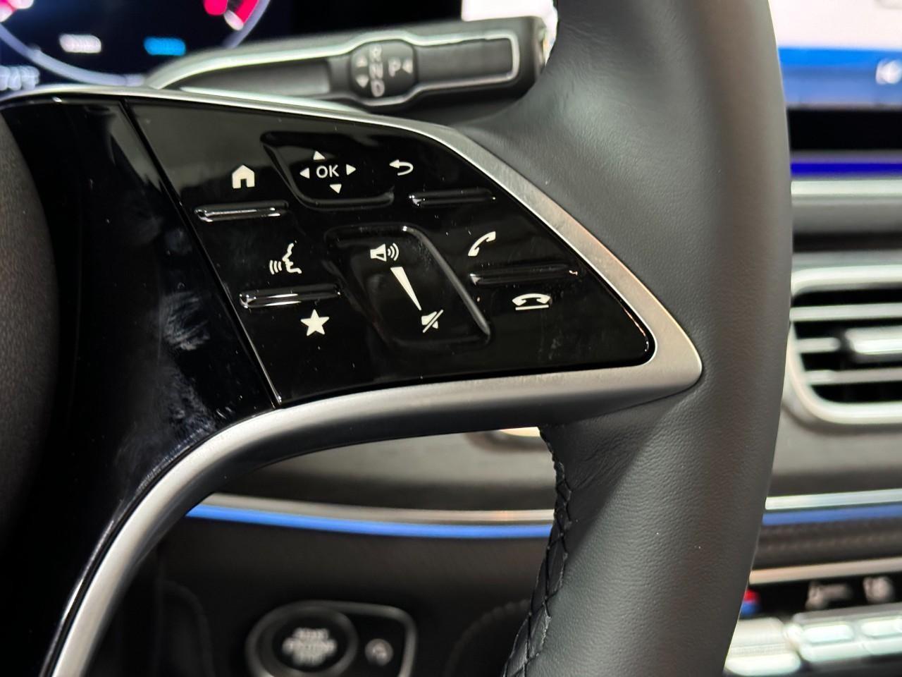 Mercedes-Benz GLE Vehicle Full-screen Gallery Image 32