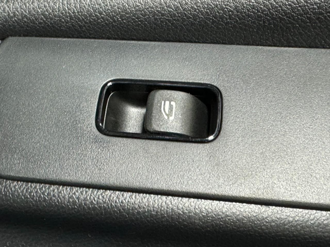 Mercedes-Benz Sprinter Cargo Van Vehicle Full-screen Gallery Image 19