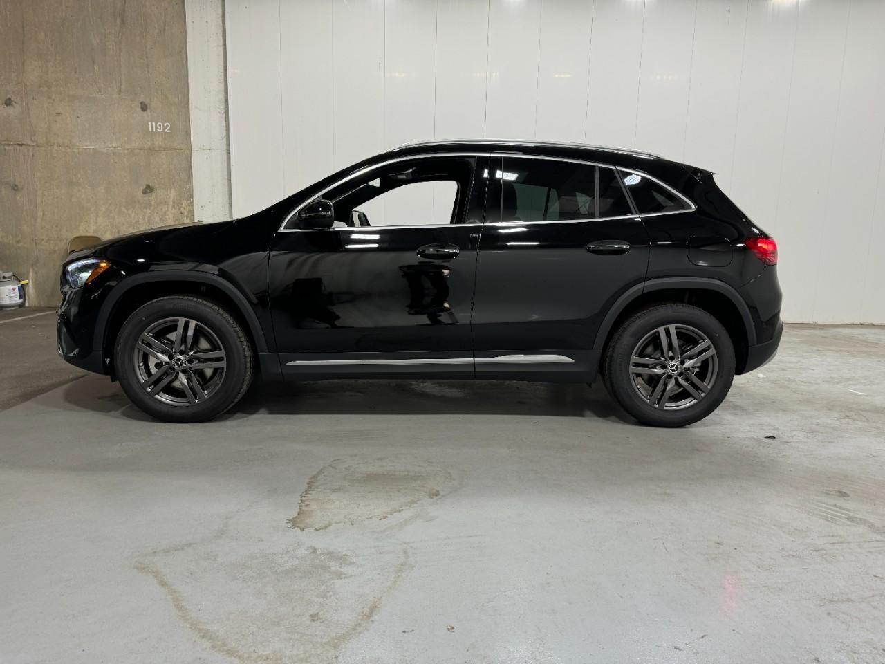 Mercedes-Benz GLA Vehicle Full-screen Gallery Image 2