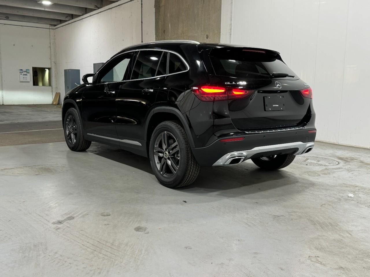 Mercedes-Benz GLA Vehicle Full-screen Gallery Image 3