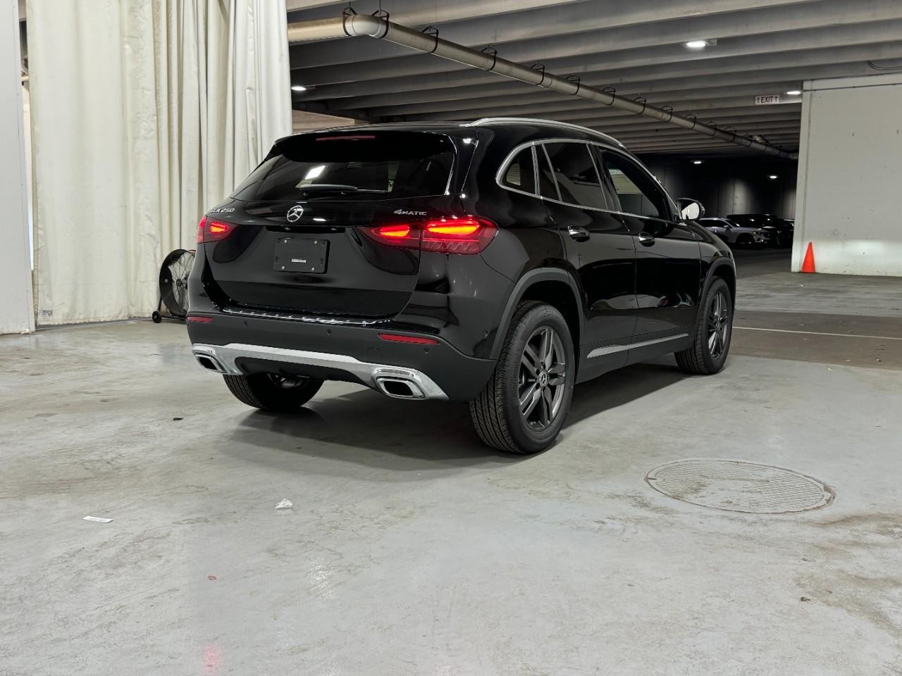 Mercedes-Benz GLA Vehicle Full-screen Gallery Image 4