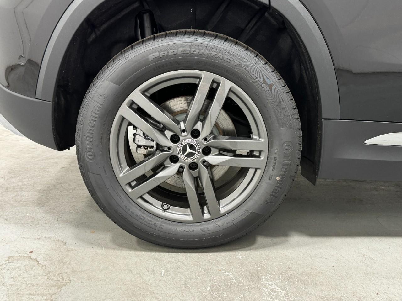 Mercedes-Benz GLA Vehicle Full-screen Gallery Image 5