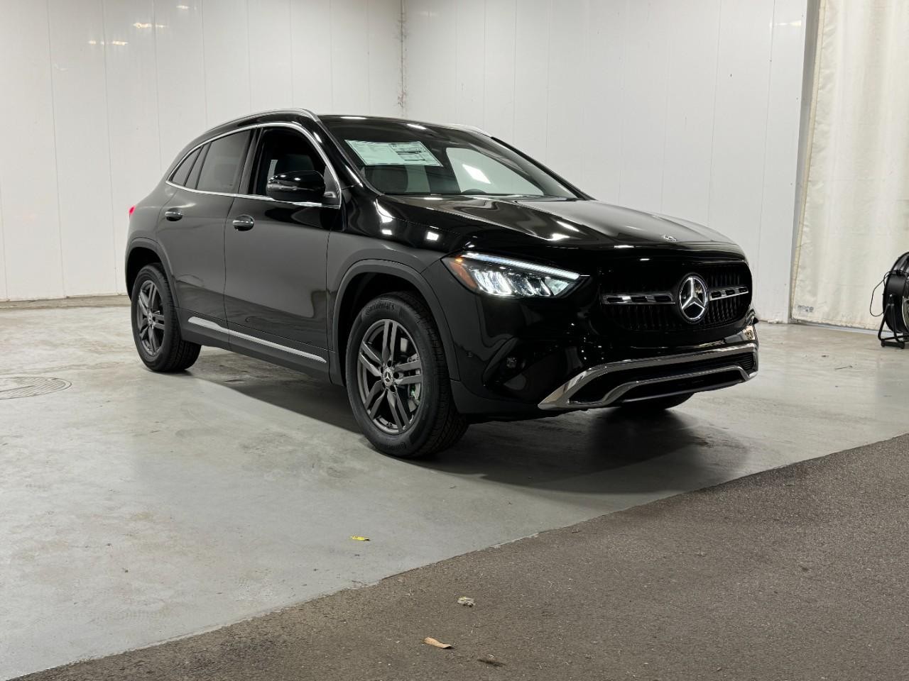 Mercedes-Benz GLA Vehicle Full-screen Gallery Image 6