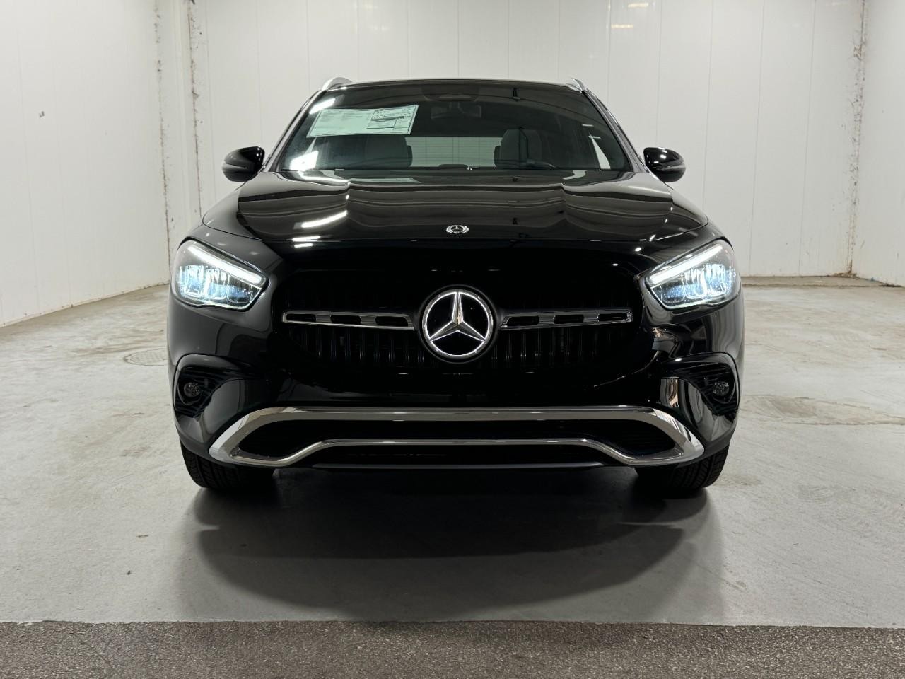 Mercedes-Benz GLA Vehicle Full-screen Gallery Image 7