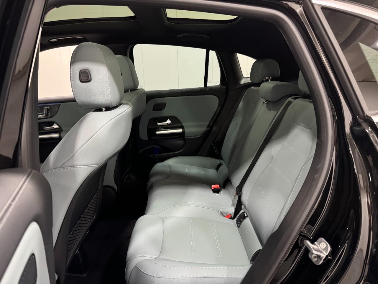 Mercedes-Benz GLA Vehicle Full-screen Gallery Image 8