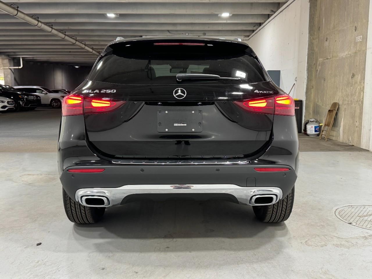 Mercedes-Benz GLA Vehicle Full-screen Gallery Image 9