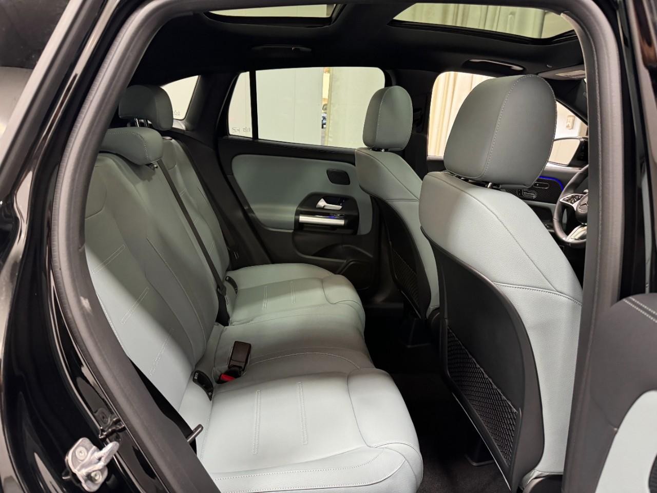 Mercedes-Benz GLA Vehicle Full-screen Gallery Image 10