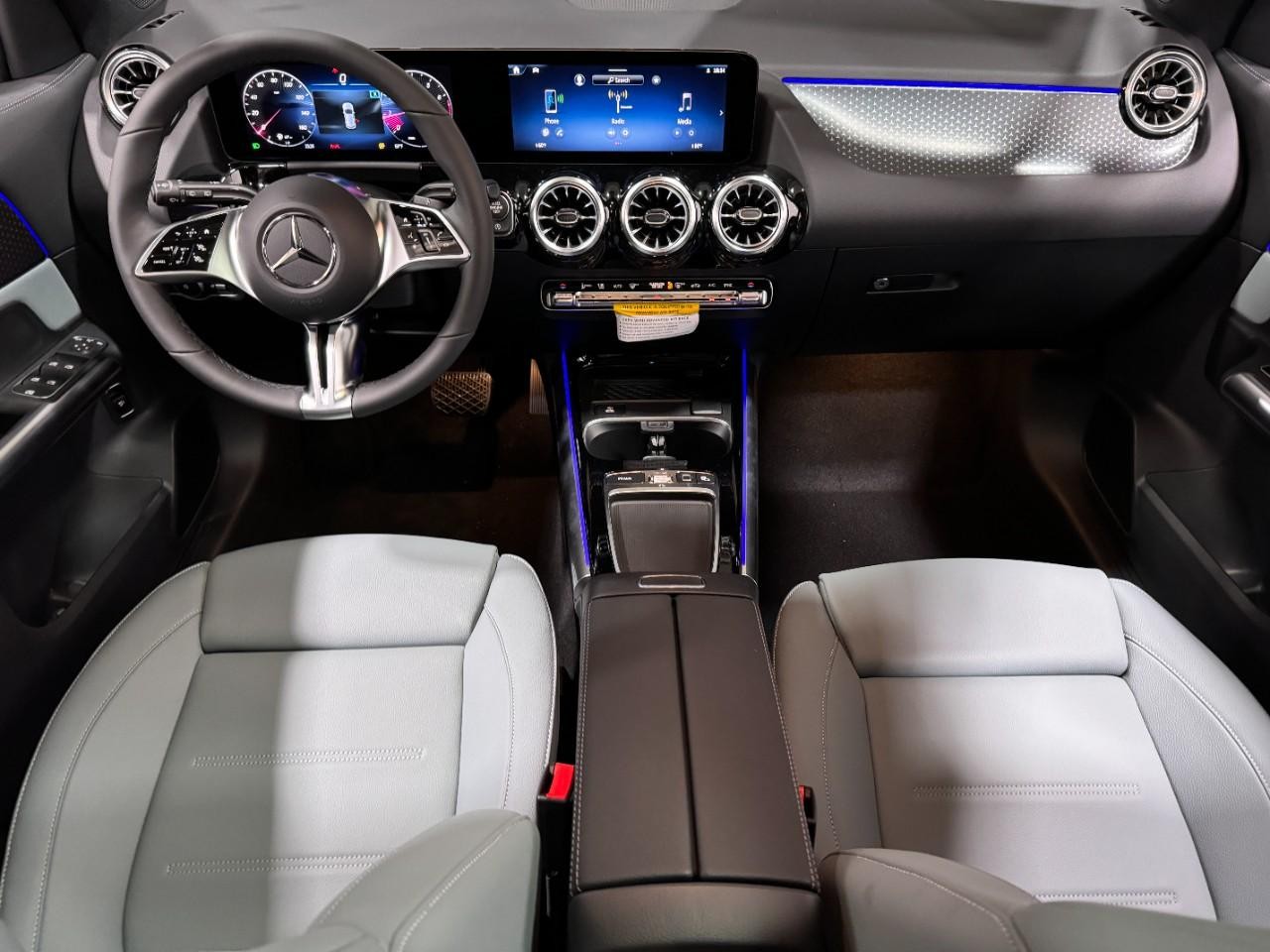 Mercedes-Benz GLA Vehicle Full-screen Gallery Image 12