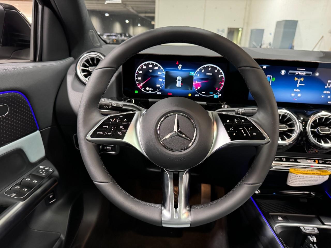 Mercedes-Benz GLA Vehicle Full-screen Gallery Image 13