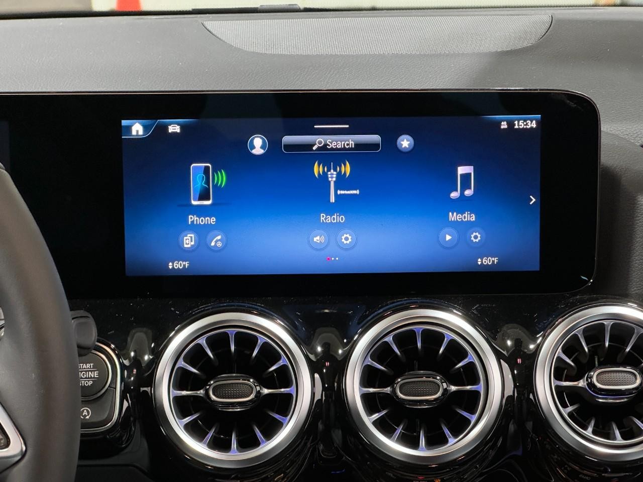 Mercedes-Benz GLA Vehicle Full-screen Gallery Image 14