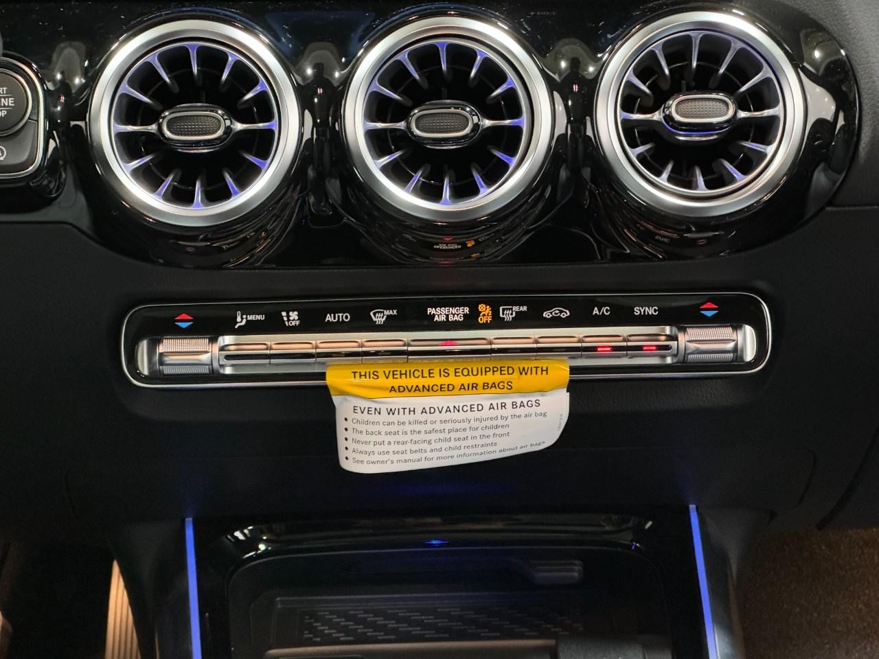 Mercedes-Benz GLA Vehicle Full-screen Gallery Image 15