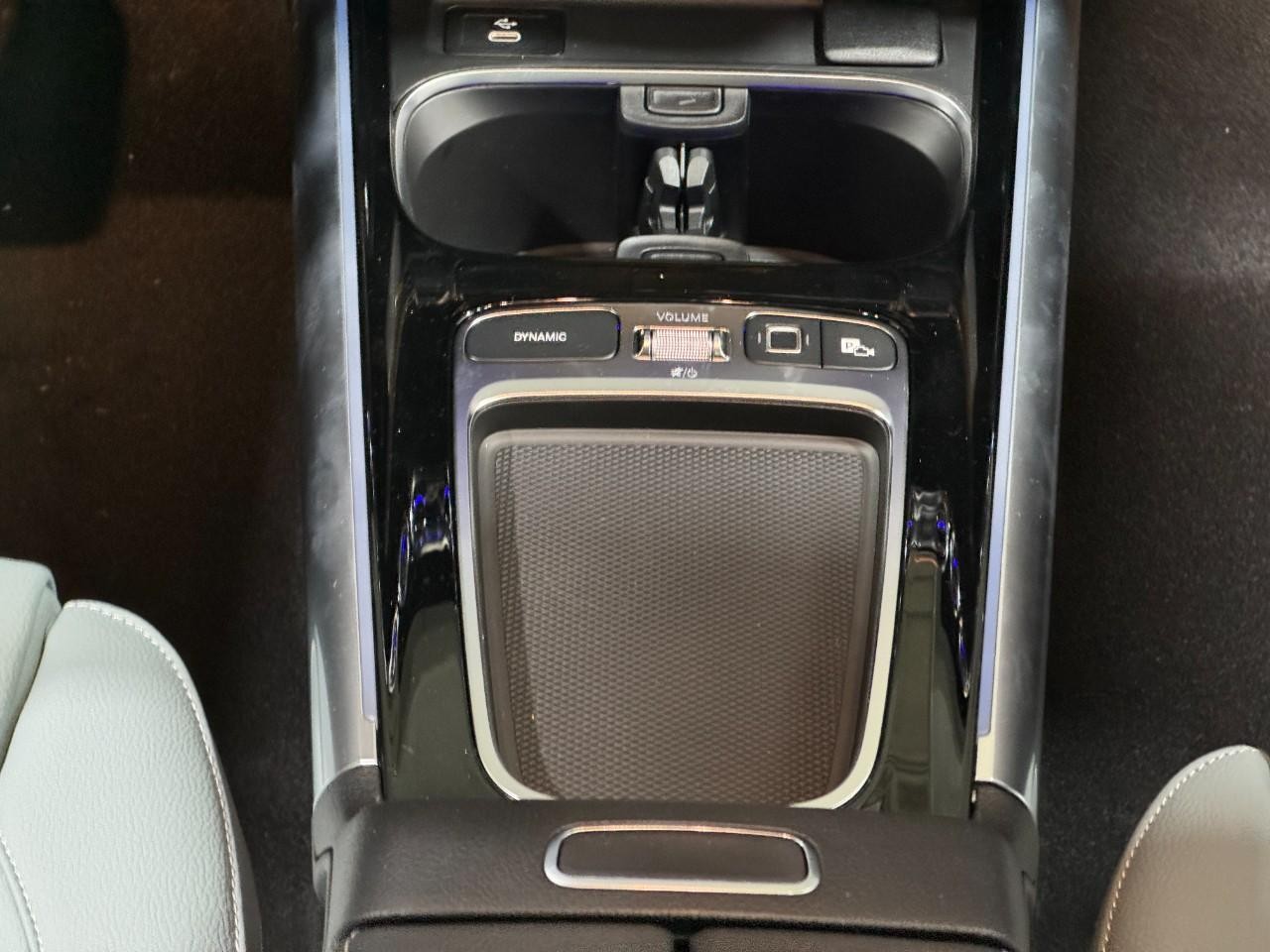 Mercedes-Benz GLA Vehicle Full-screen Gallery Image 16