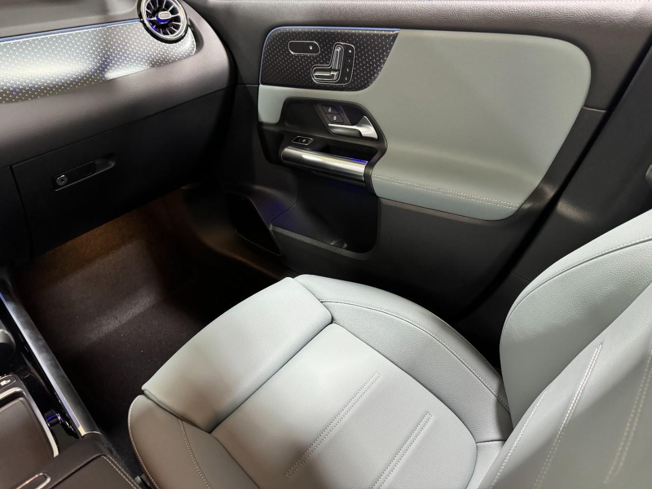 Mercedes-Benz GLA Vehicle Full-screen Gallery Image 17