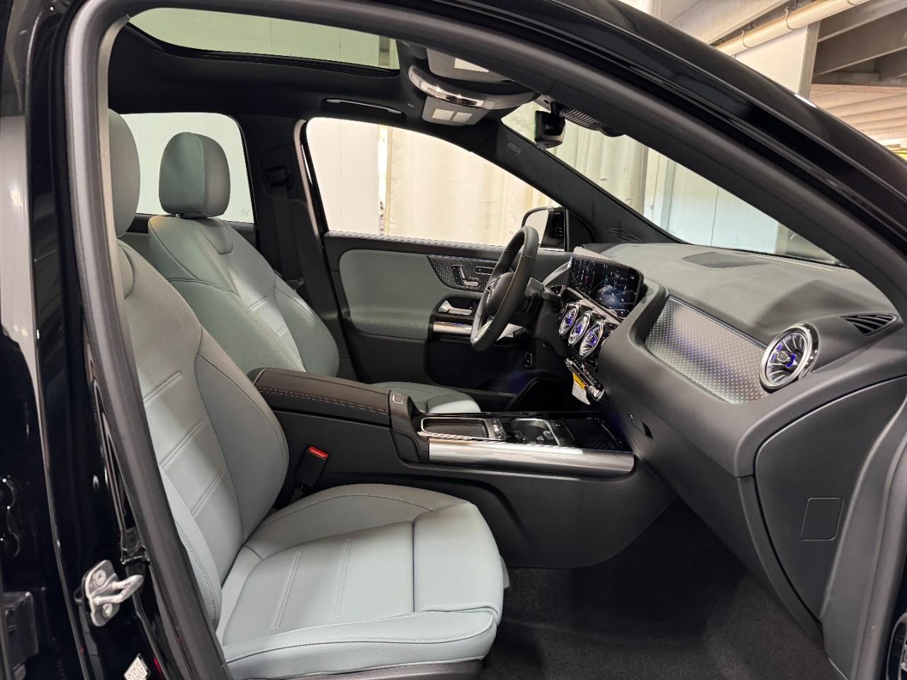 Mercedes-Benz GLA Vehicle Full-screen Gallery Image 18