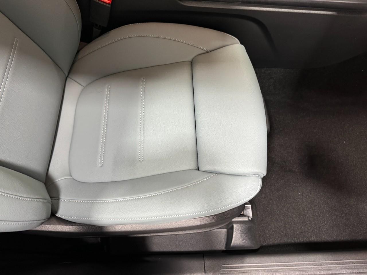 Mercedes-Benz GLA Vehicle Full-screen Gallery Image 19